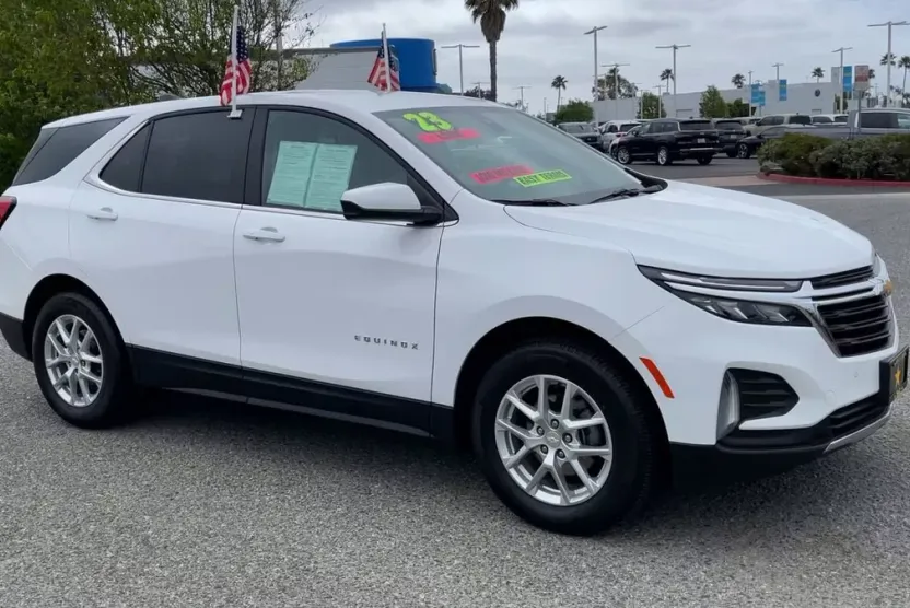 2023 Chevrolet Equinox LT photo 1