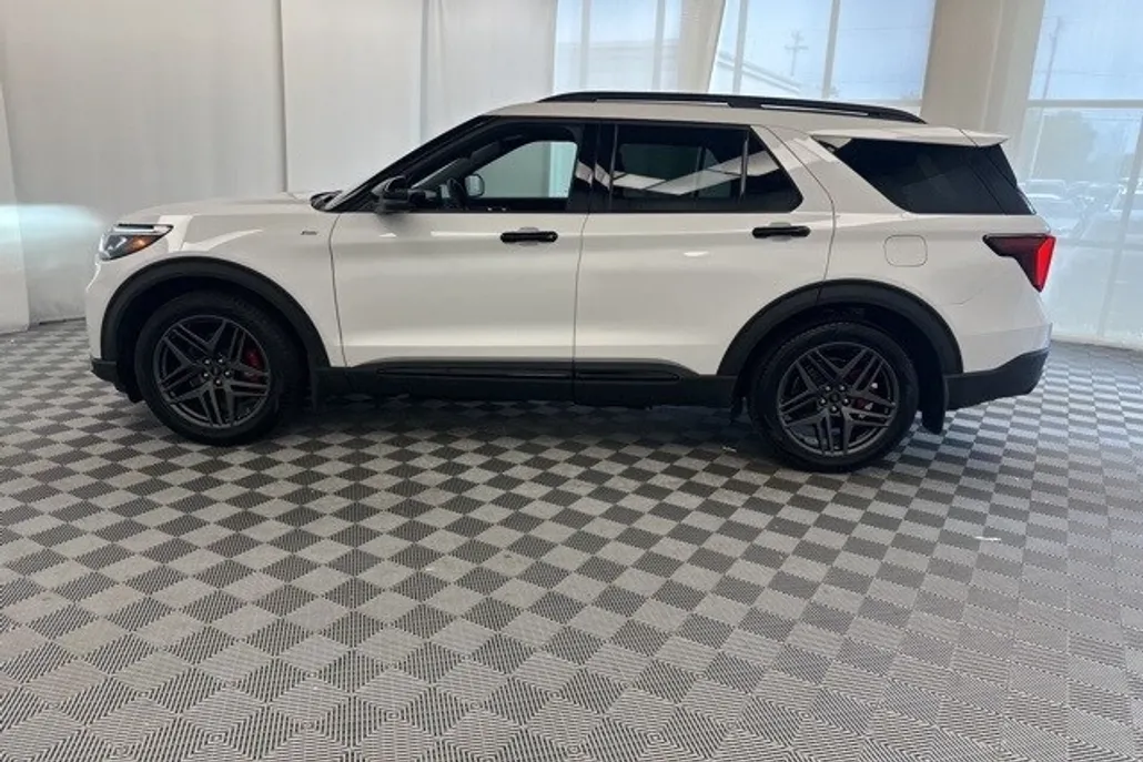 2025 Ford Explorer ST-Line photo 1