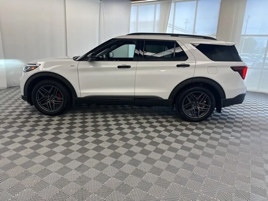 2025 Ford Explorer ST-Line photo 1