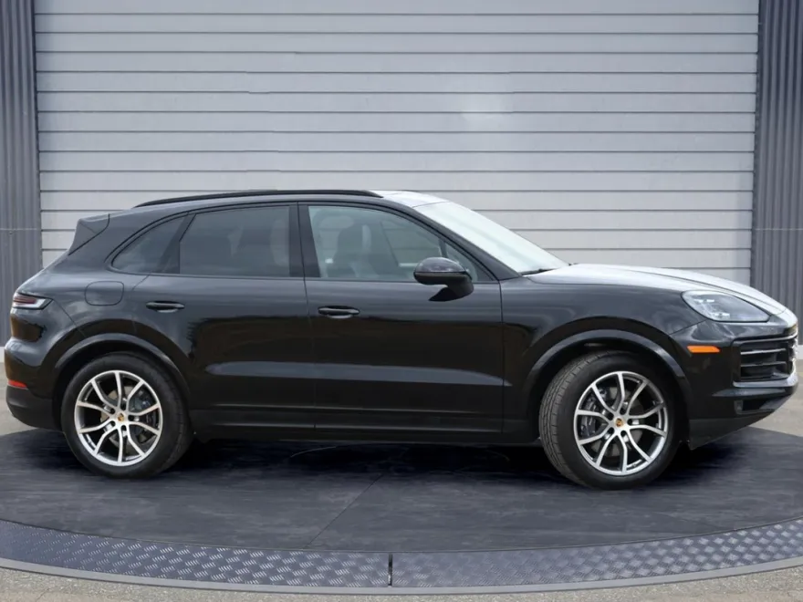 2024 Porsche Cayenne Base photo 1