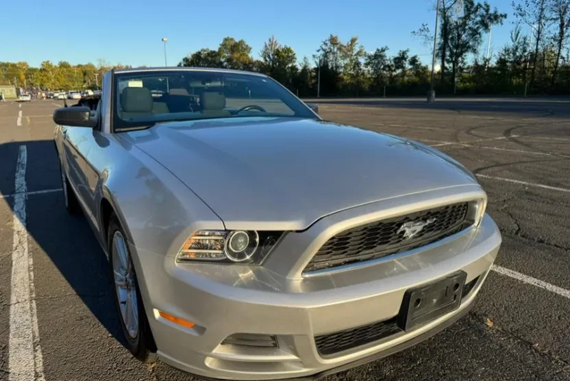 2014 Ford Mustang V6 Convertible photo 1
