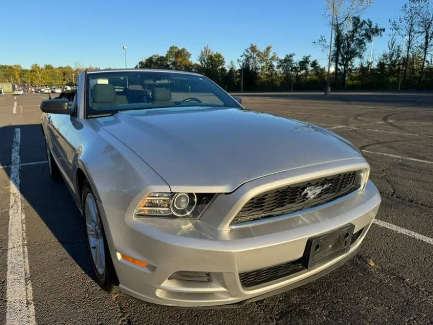 2014 Ford Mustang V6 Convertible photo 1