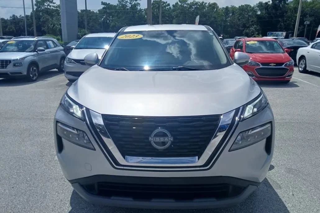 2023 Nissan Rogue SV photo 1