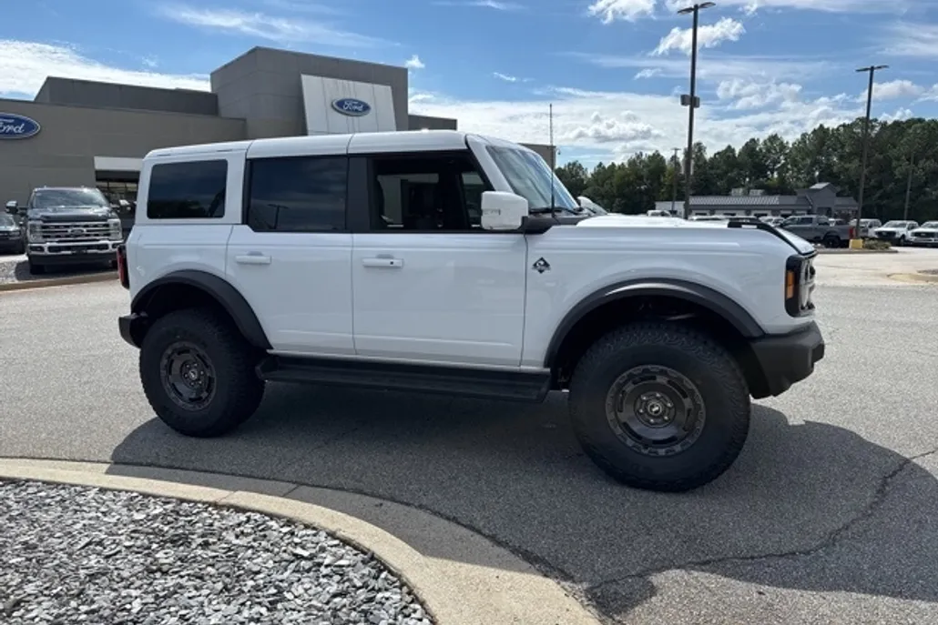 2025 Ford Bronco Outer Banks photo 1