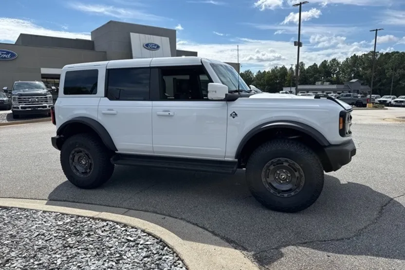 2025 Ford Bronco Outer Banks photo 1