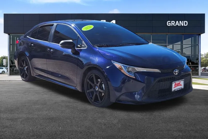 2021 Toyota Corolla LE photo 1