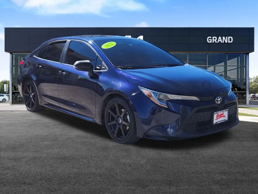 2021 Toyota Corolla LE photo 1