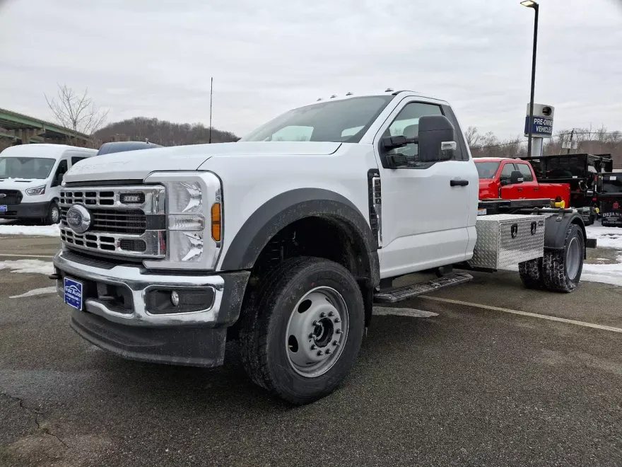 2024 Ford F-600 photo 1