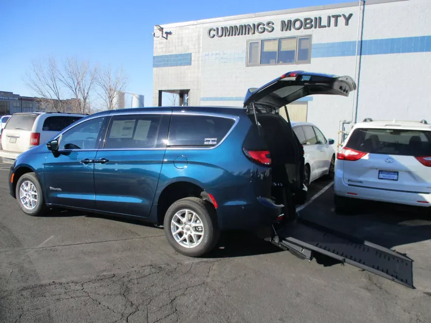 2025 Chrysler Pacifica photo 1