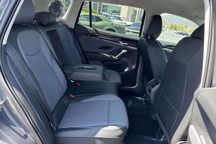 2025 Volkswagen Tiguan SE photo 1