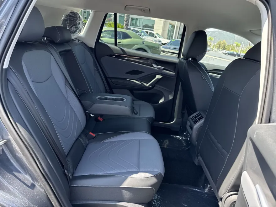 2025 Volkswagen Tiguan SE photo 1
