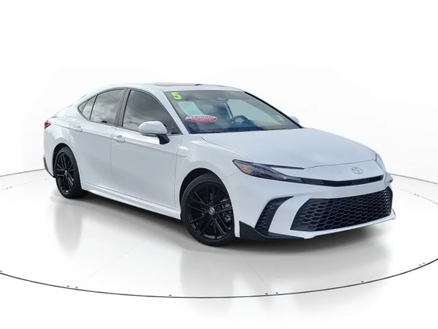 2025 Toyota Camry SE photo 1