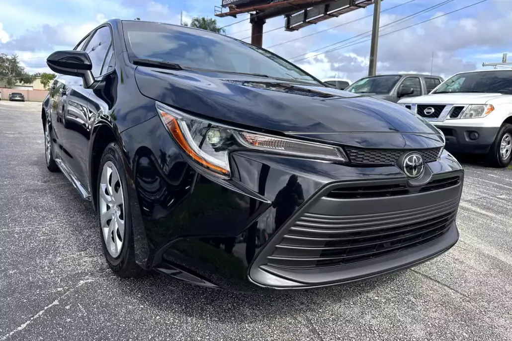 2024 Toyota Corolla LE photo 1