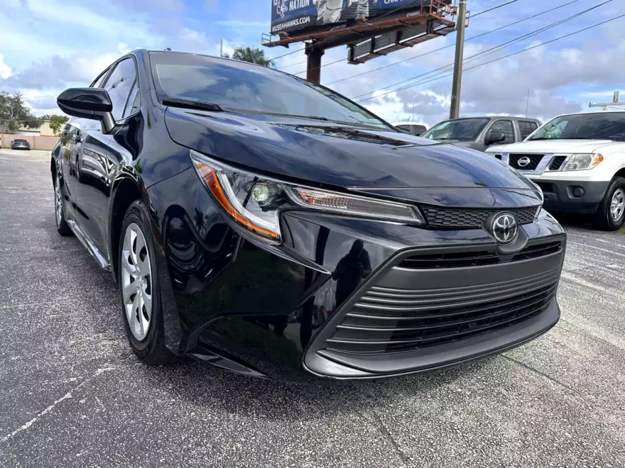 2024 Toyota Corolla LE photo 1
