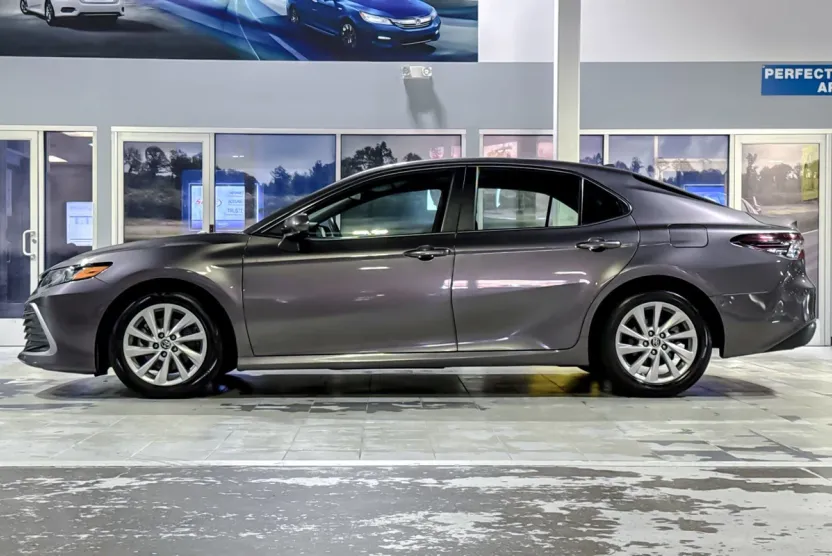 2023 Toyota Camry LE photo 1