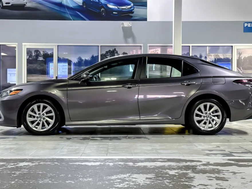 2023 Toyota Camry LE photo 1
