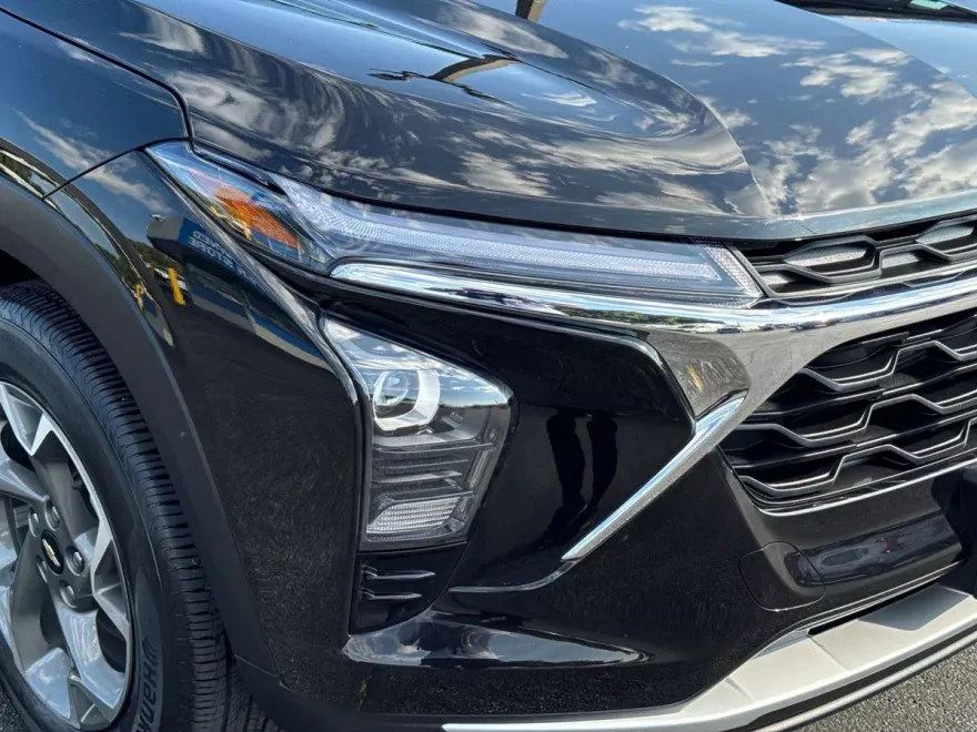 2024 Chevrolet Trax LT photo 1
