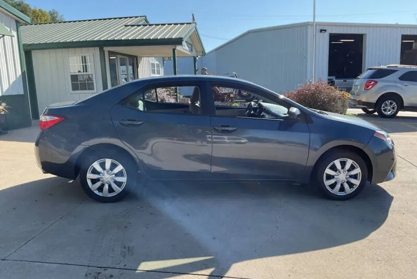 2016 Toyota Corolla LE Plus photo 1
