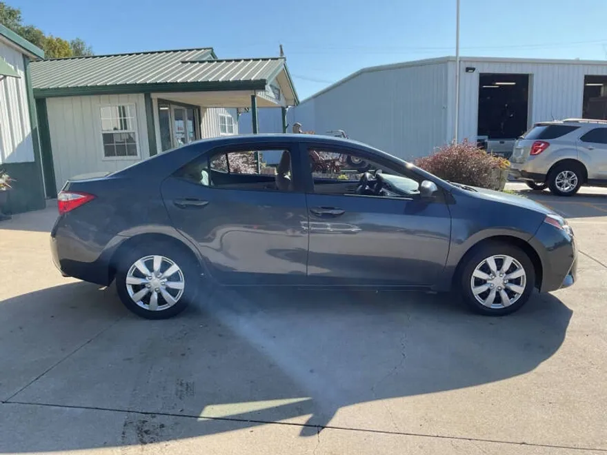 2016 Toyota Corolla LE Plus photo 1