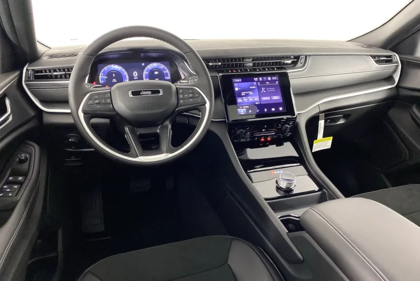 2025 Jeep Grand Cherokee Laredo Altitude photo 1