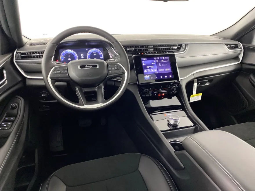 2025 Jeep Grand Cherokee Laredo Altitude photo 1