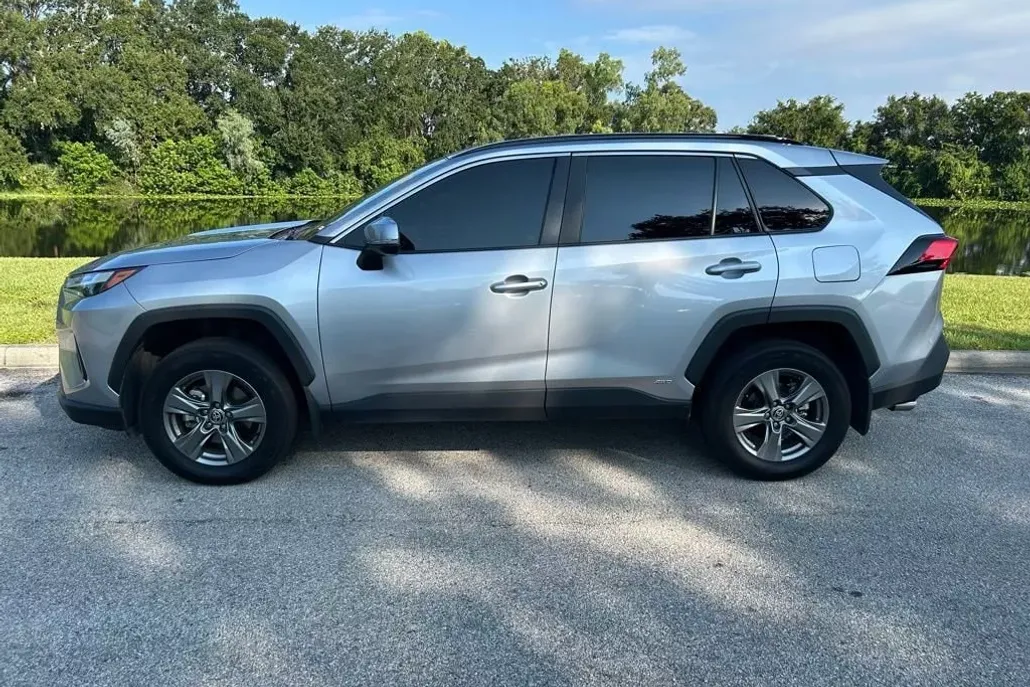 2024 Toyota RAV4 Hybrid XLE photo 1