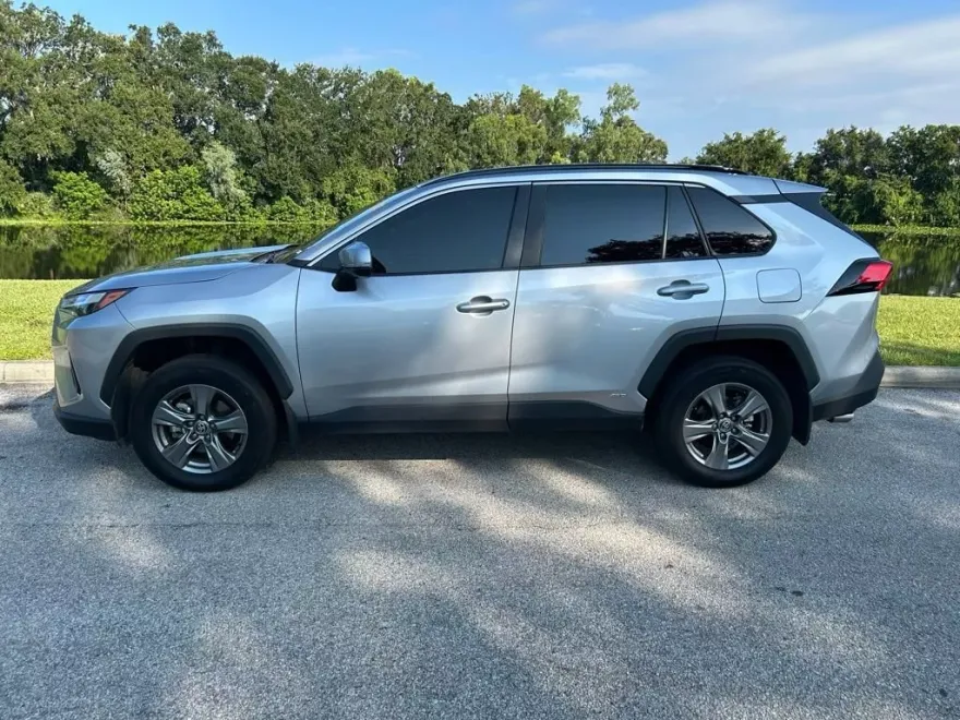 2024 Toyota RAV4 Hybrid XLE photo 1