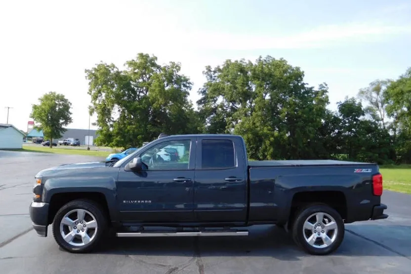 2017 Chevrolet Silverado 1500 LT Z71 photo 1