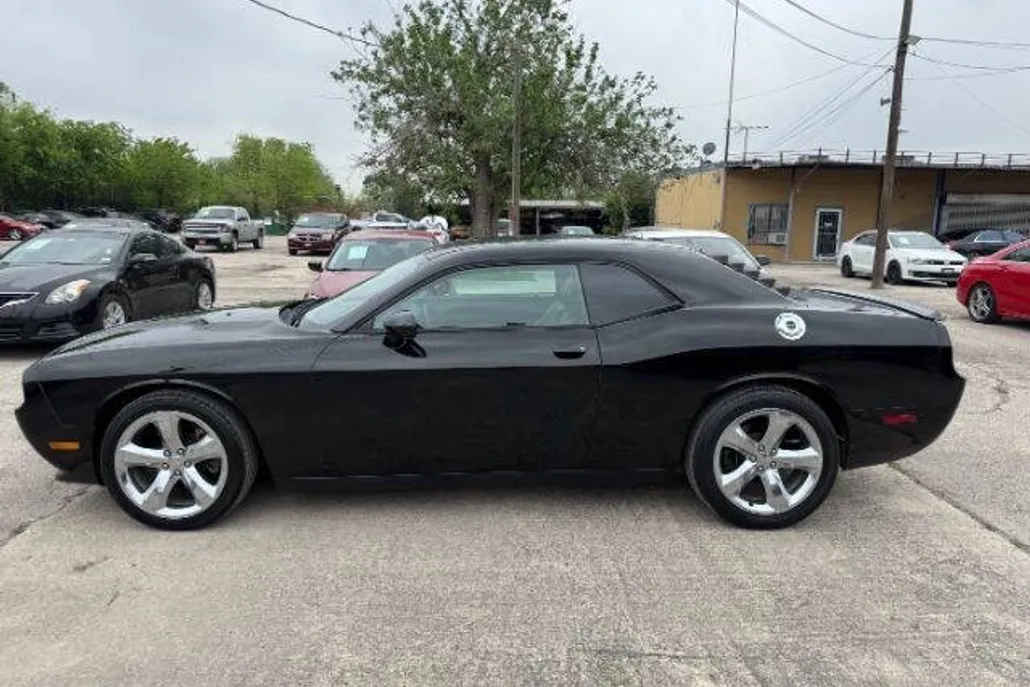 2012 Dodge Challenger SXT photo 1