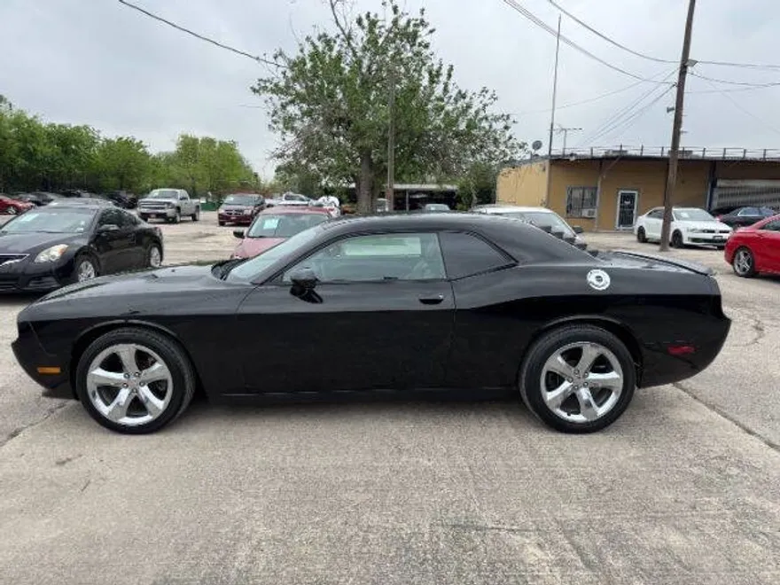 2012 Dodge Challenger SXT photo 1