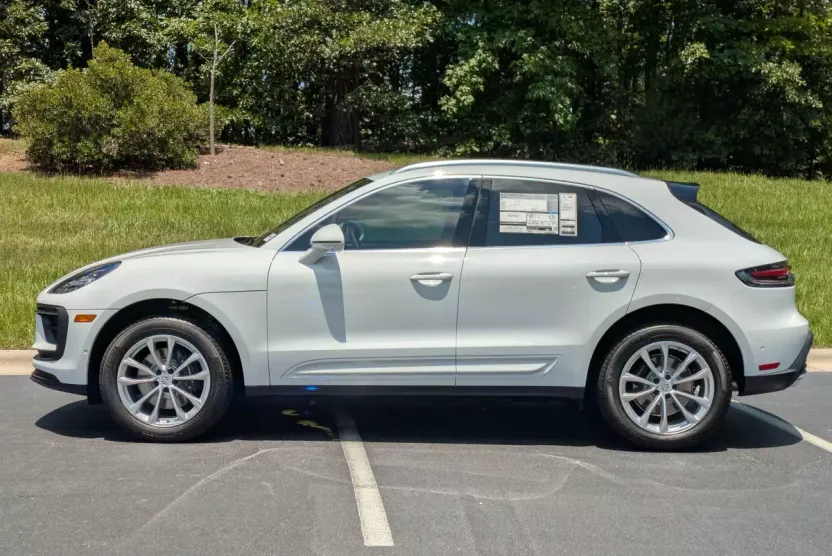 2025 Porsche Macan T photo 1