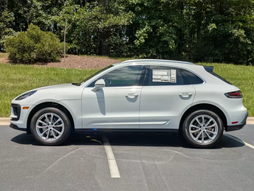 2025 Porsche Macan T photo 1