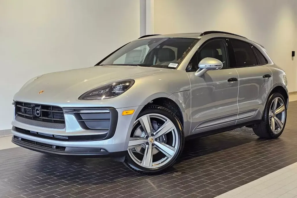 2025 Porsche Macan T photo 1