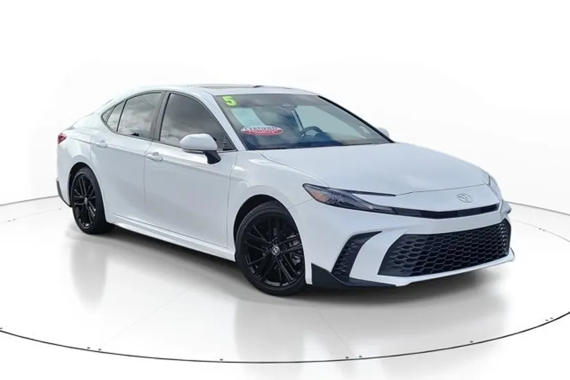 2025 Toyota Camry SE photo 1