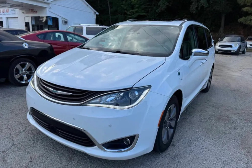 2017 Chrysler Pacifica Hybrid photo 1