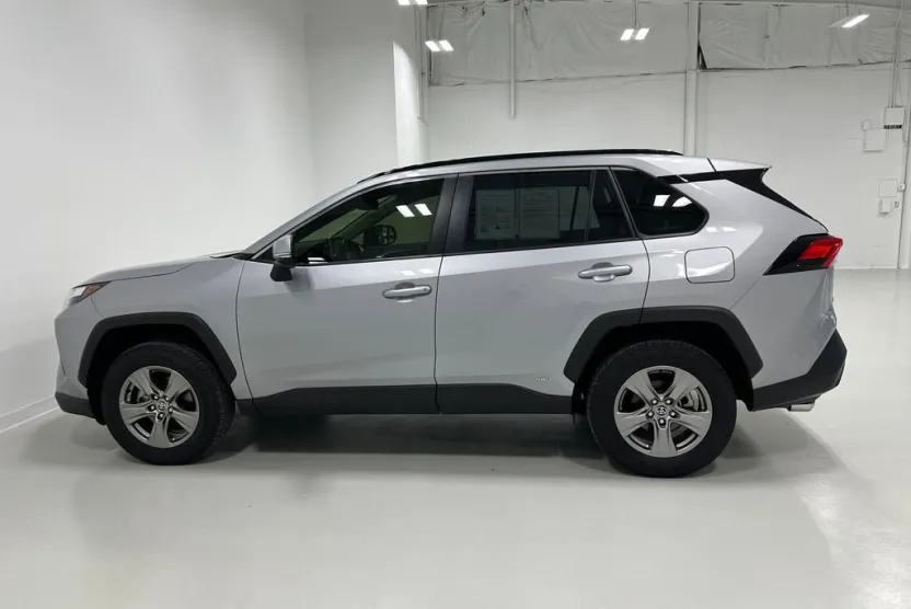 2024 Toyota RAV4 Hybrid XLE photo 1