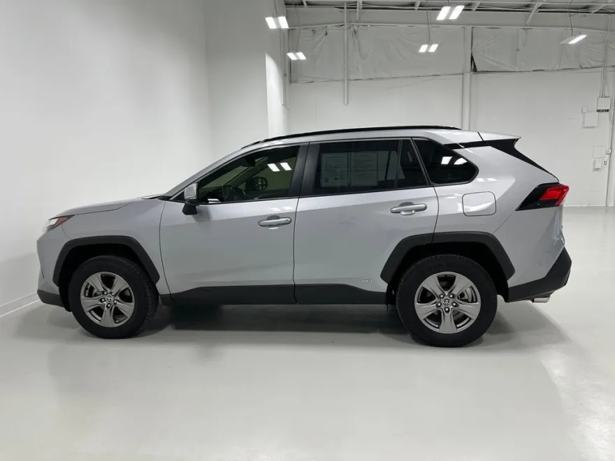 2024 Toyota RAV4 Hybrid XLE photo 1