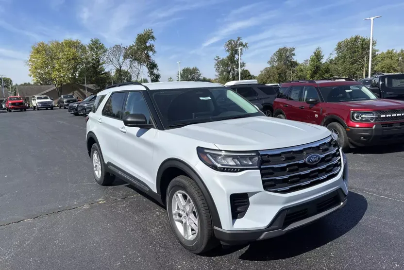 2025 Ford Explorer photo 1