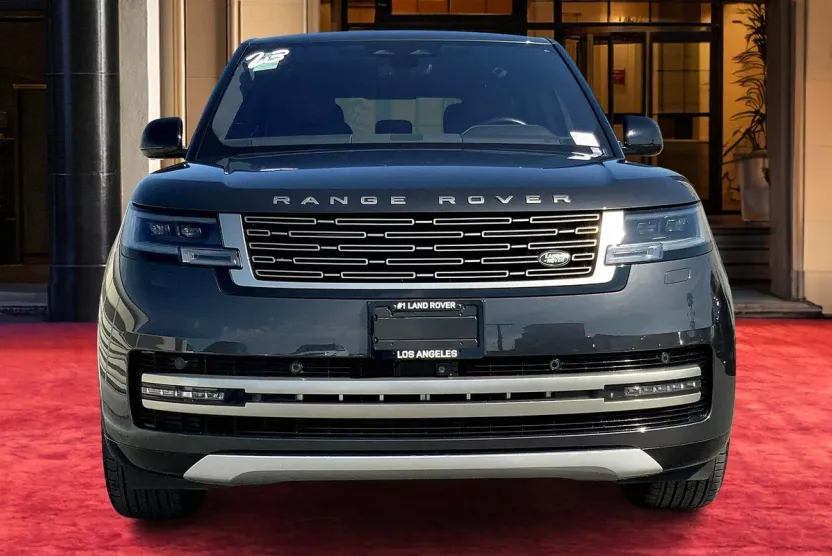 2023 Land Rover Range Rover SE photo 1