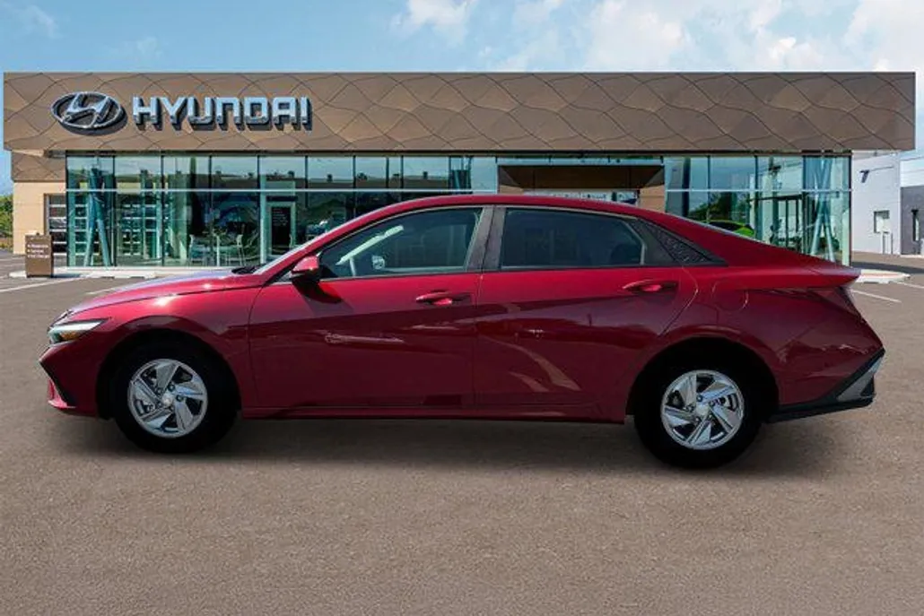 2025 Hyundai Elantra SE photo 1