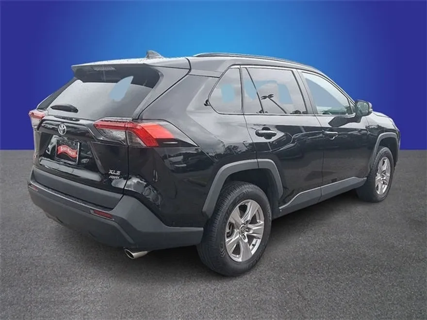 2023 Toyota RAV4 XLE photo 1