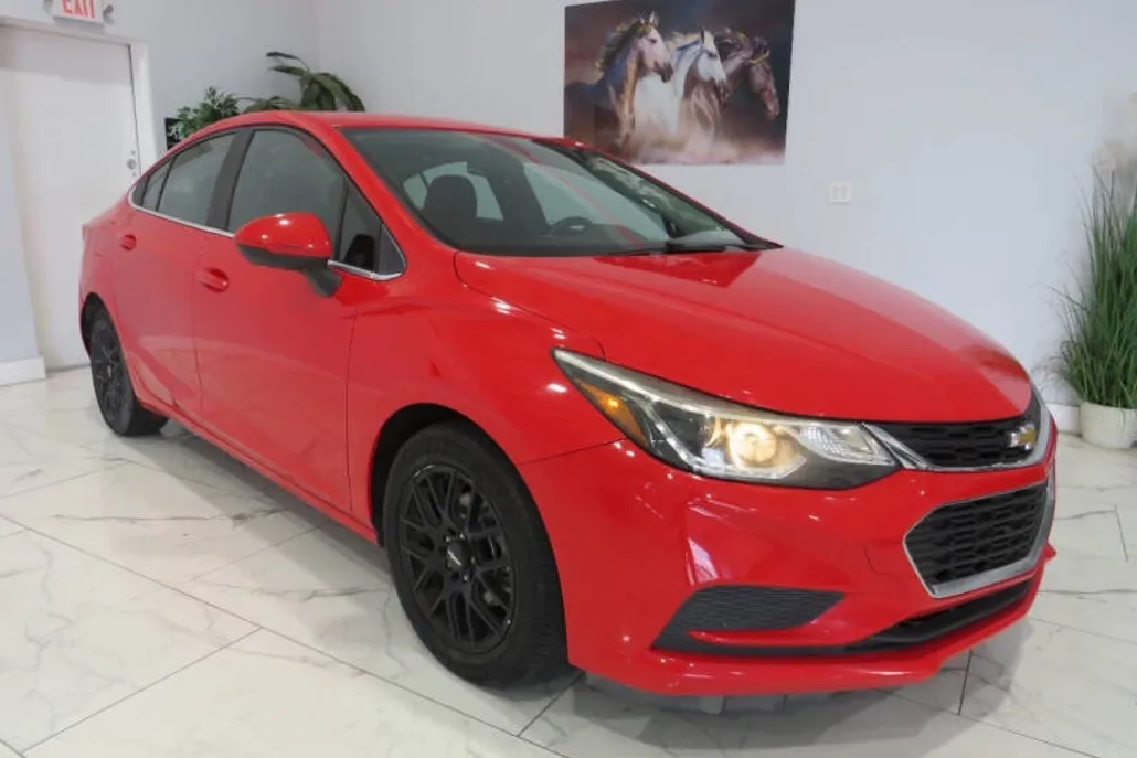 2017 Chevrolet Cruze LT photo 1