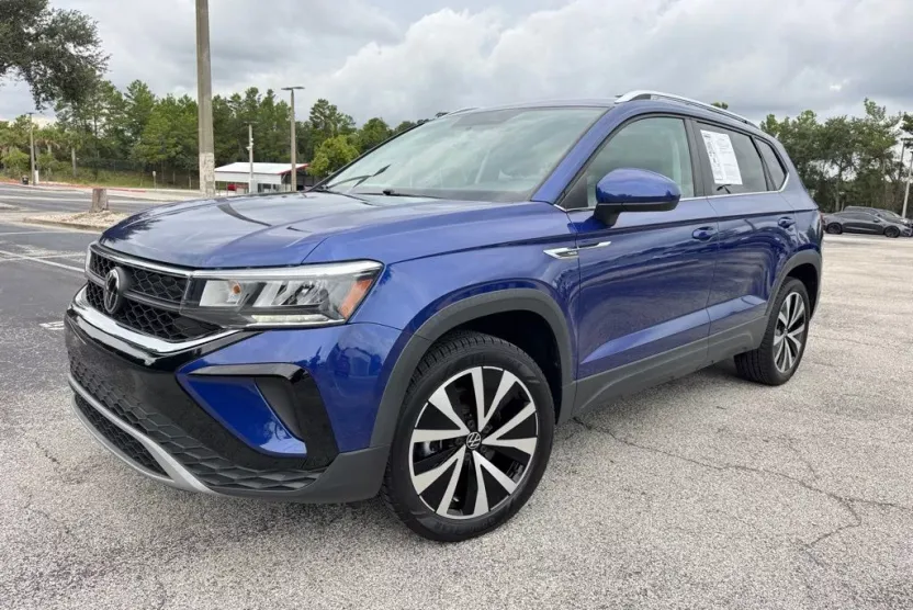 2022 Volkswagen Taos SE photo 1