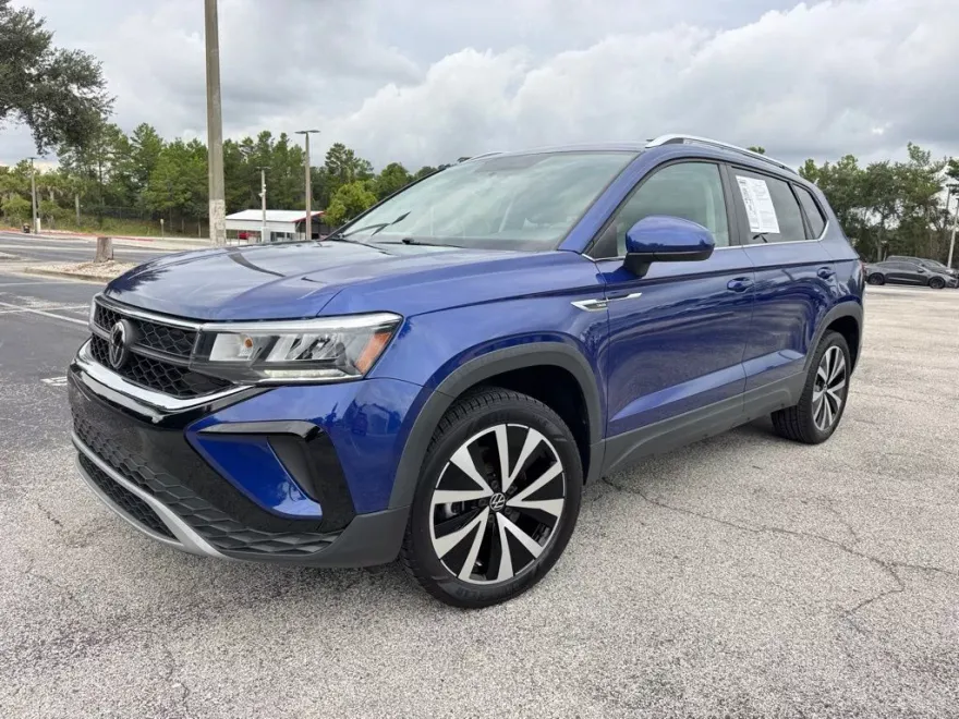 2022 Volkswagen Taos SE photo 1
