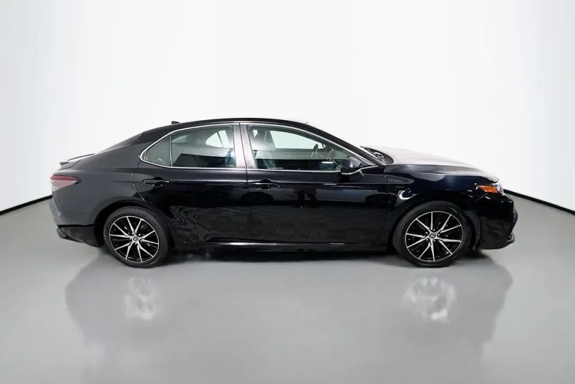 2023 Toyota Camry SE photo 1