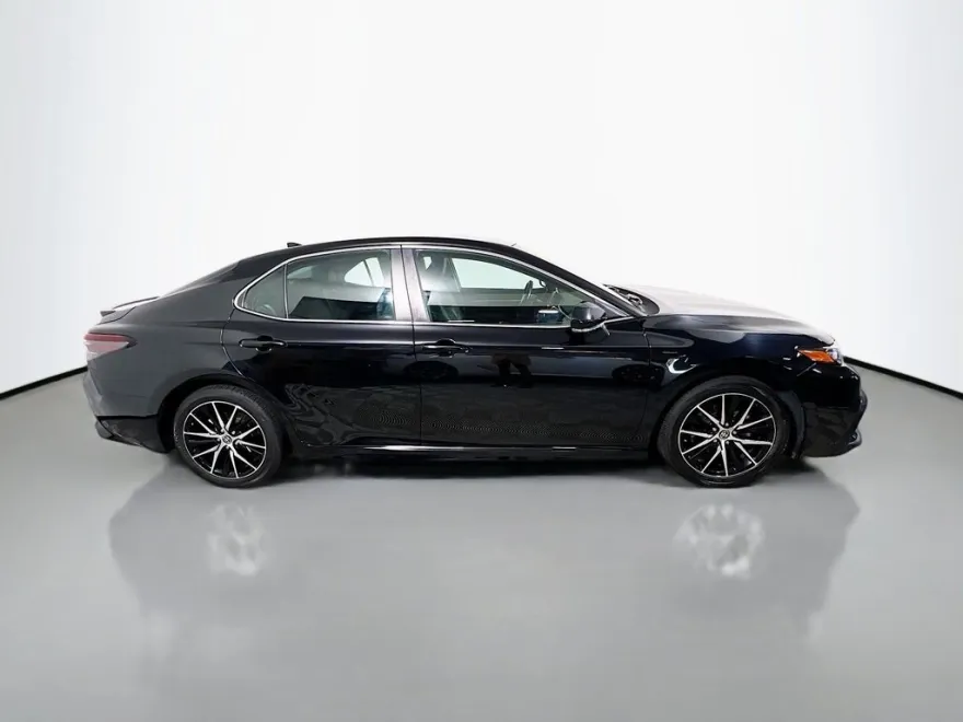 2023 Toyota Camry SE photo 1