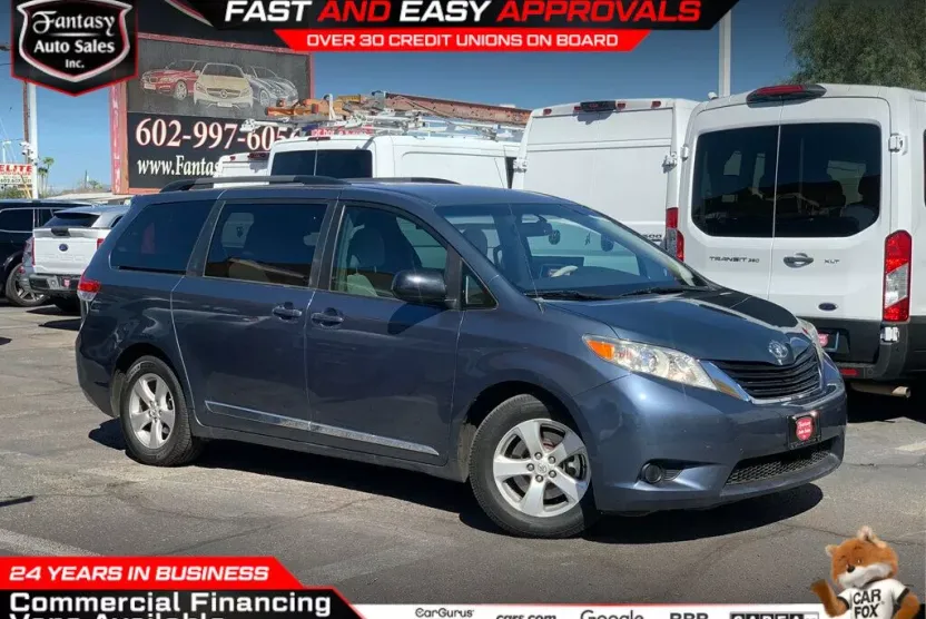 2013 Toyota Sienna LE photo 1