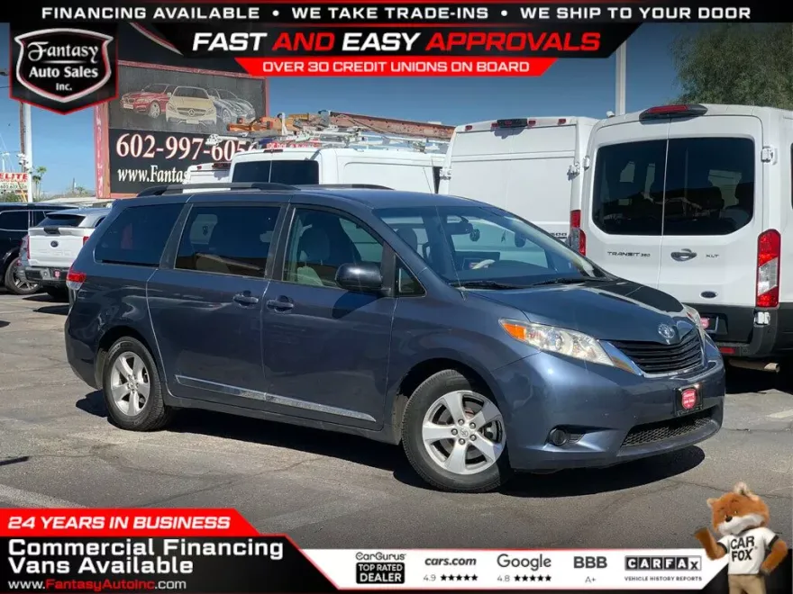 2013 Toyota Sienna LE photo 1