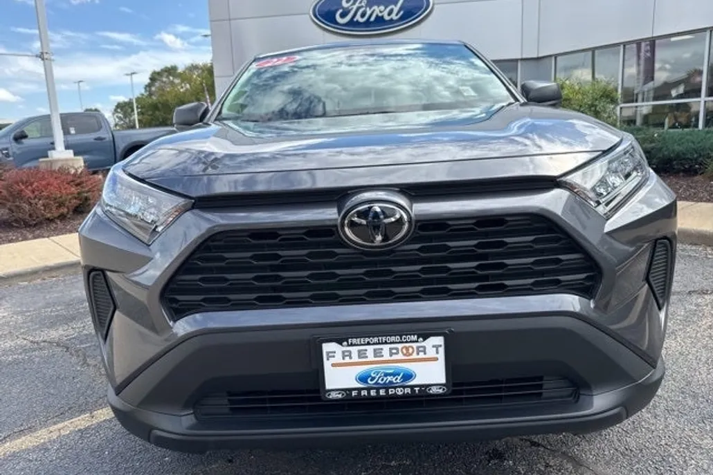 2022 Toyota RAV4 LE photo 1