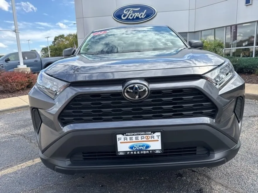2022 Toyota RAV4 LE photo 1